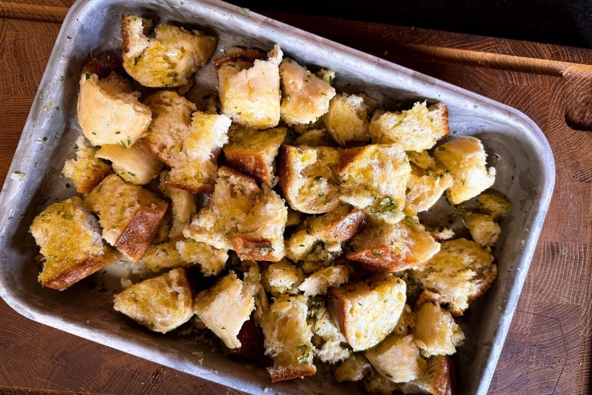 Caesar&amp;#39;s Salad: Mit gesmoktem Hähnchen und knusprigem Baguette