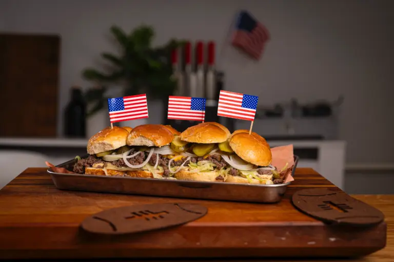 Cheeseburger Slider Rezept – Mini Burger mit Rindfleisch & geschmolzenem Käse