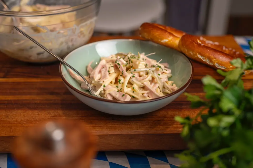 Omas Fleischsalat – klassischer Wurstsalat mit Käse &amp; Gurken