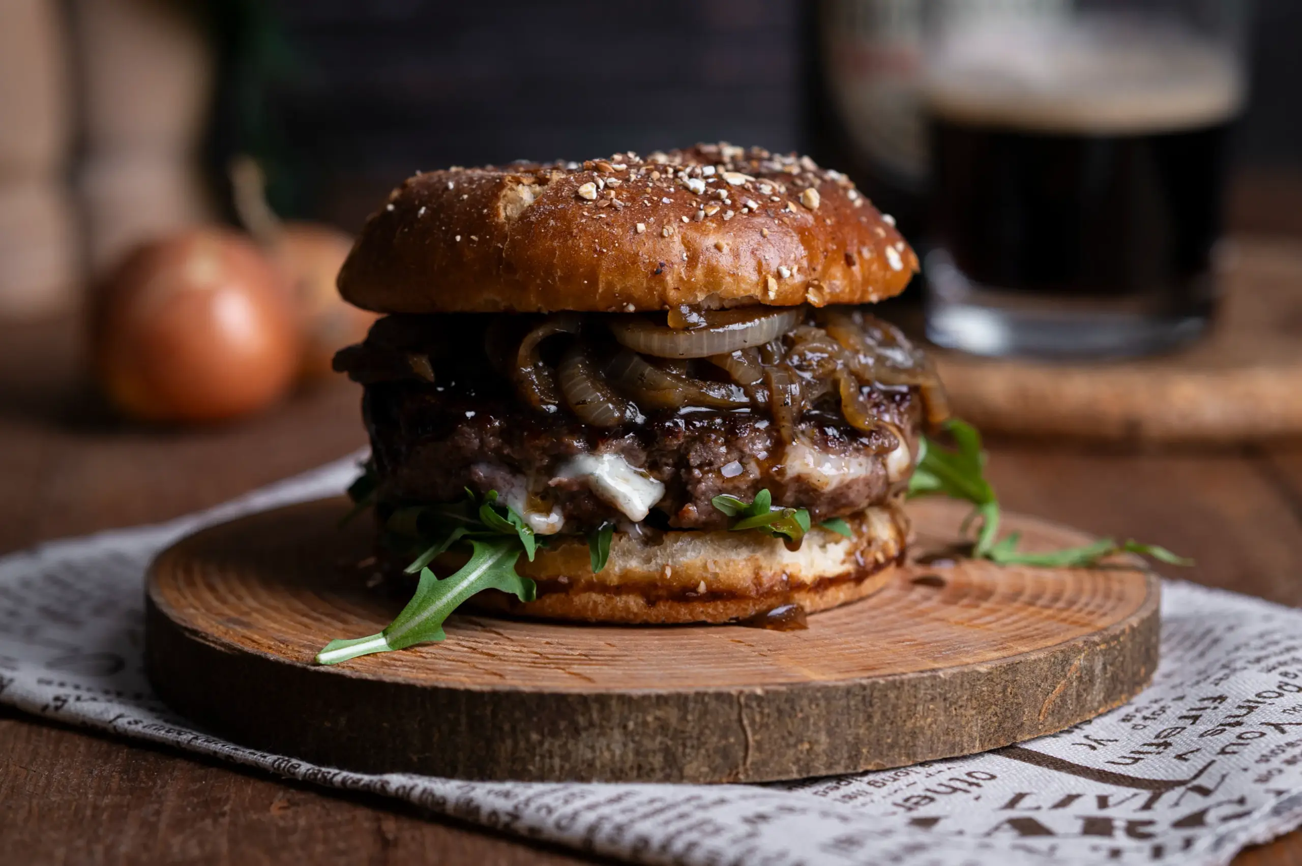 Blauschimmelkäse Burger mit Guinness-Zwiebeln & Whiskey-Glaze – saftiges Gourmet-Burger Rezept