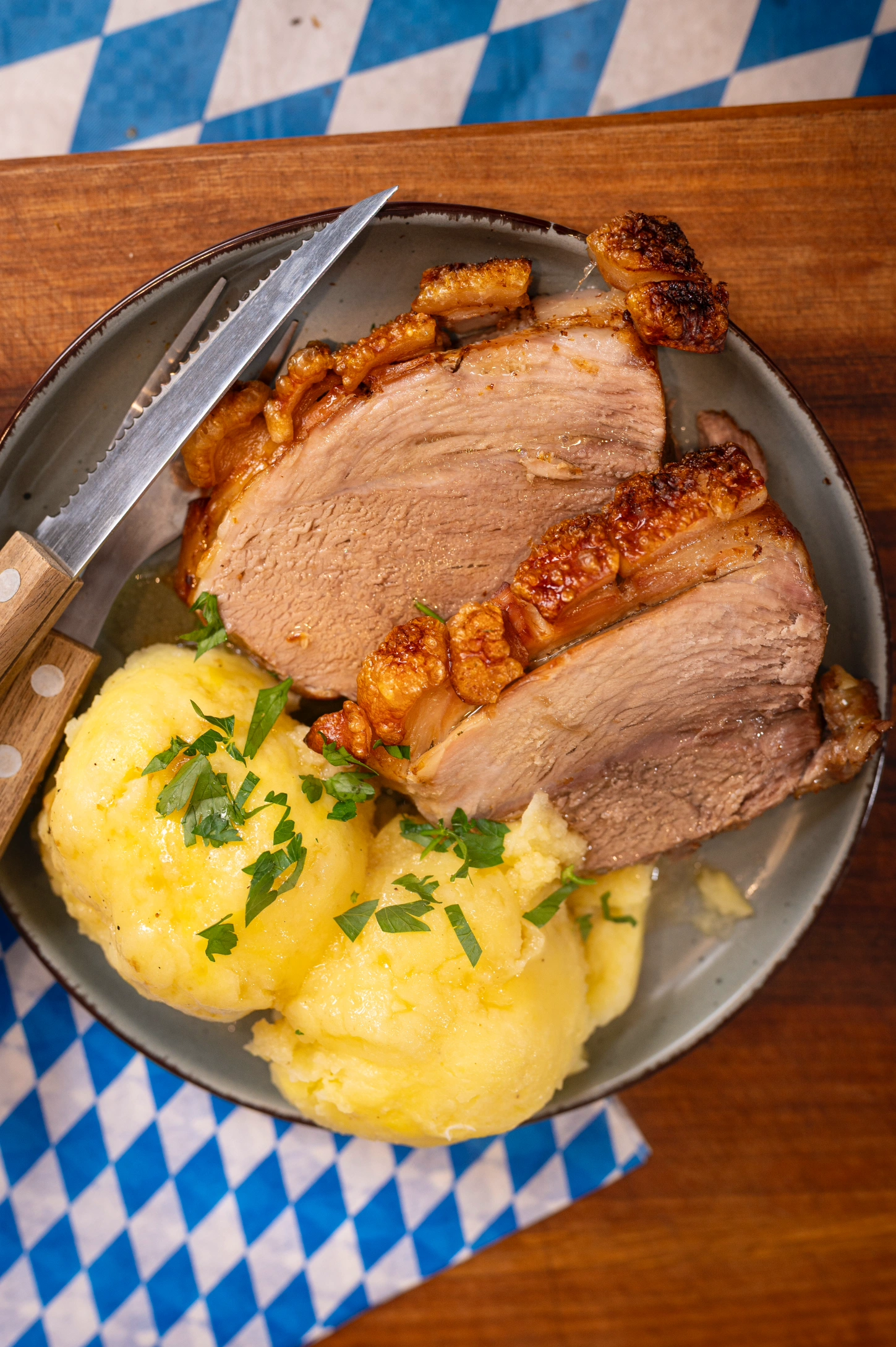 Krustenbraten und Kartoffelklöße_31