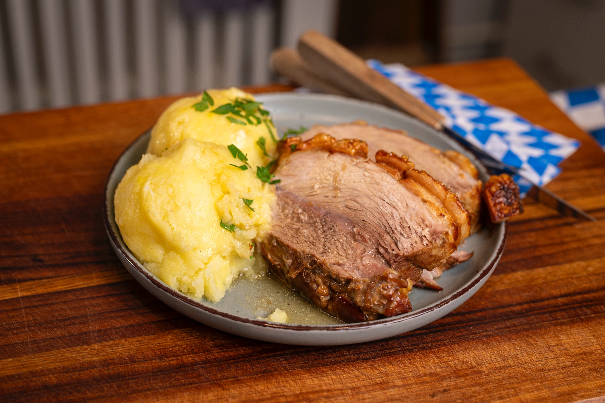 Krustenbraten mit Kartoffelklößen – klassisches Rezept mit Biersoße