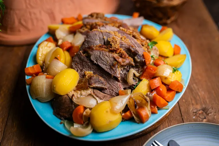 Lammkeule mit Parmesankruste – saftiger Sonntagsbraten aus dem Bräter