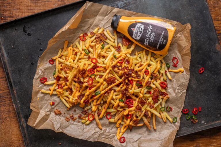 Loaded Fries mit Chili Cheese Soße