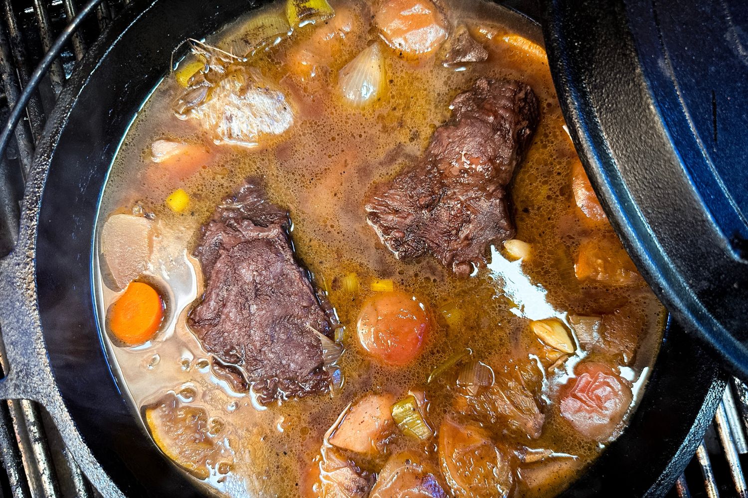 Ochsenbäckchen aus dem Dutch Oven serviert
