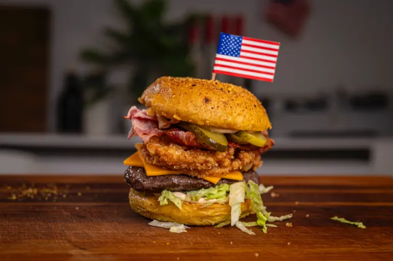 Onion Ring Burger – saftiger Burger mit knusprigen Zwiebelringen