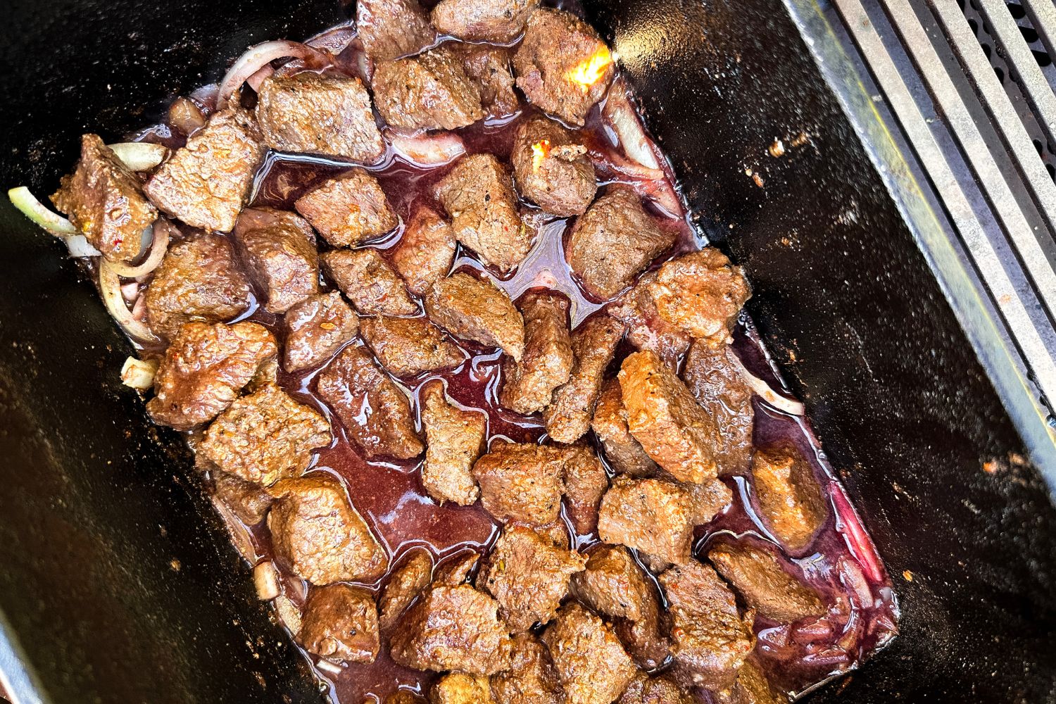 Rindergulasch aus dem Backofen serviert