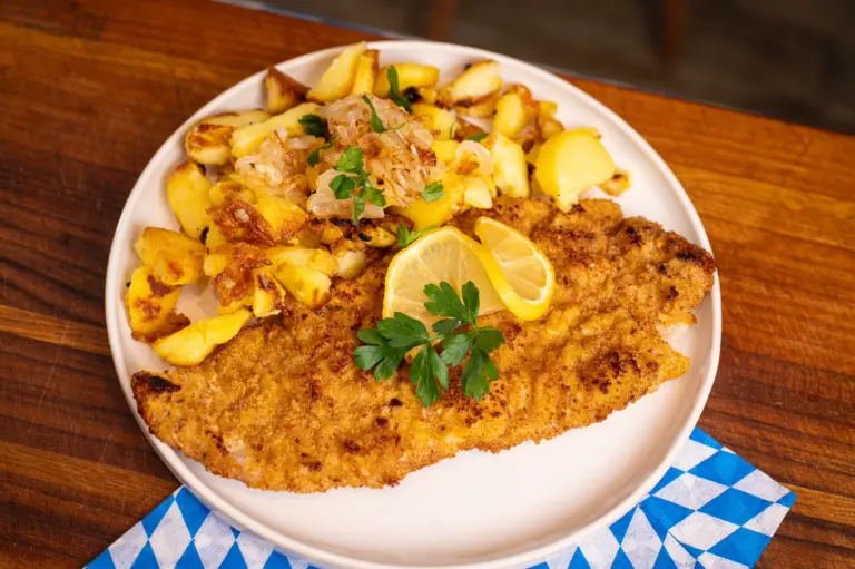 Schnitzel mit Bratkartoffeln – klassisch, knusprig & hausgemacht