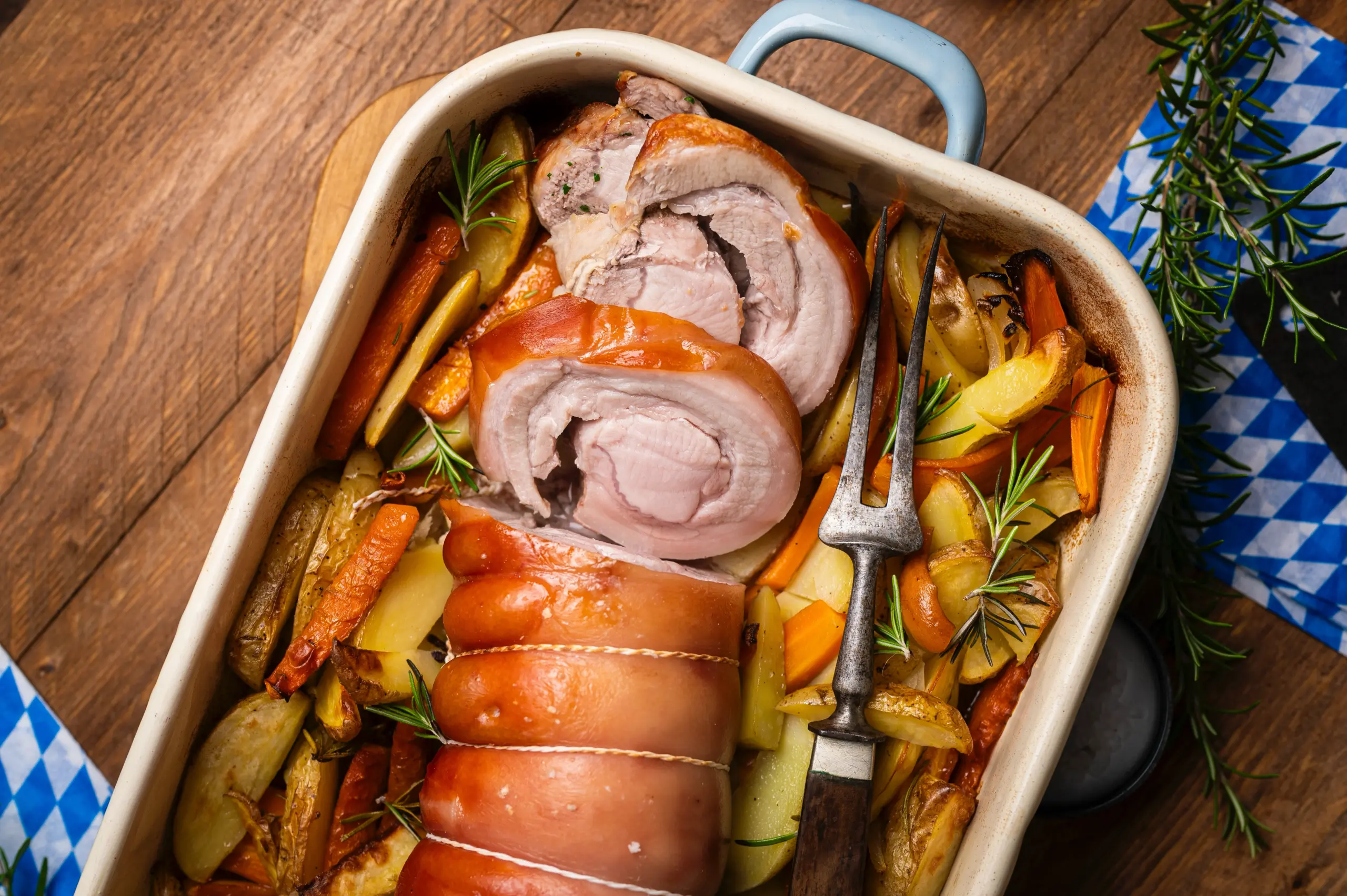 Spanferkelrollbraten auf Gemüse – saftig & knusprig aus dem Backofen