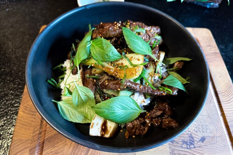 Thai-Basil-Flanksteak mit Pak Choi | Aromatisches Wokgericht