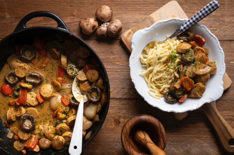 Bayerisches Weißwurst-Gulasch: Der schnelle Pfannen-Klassiker