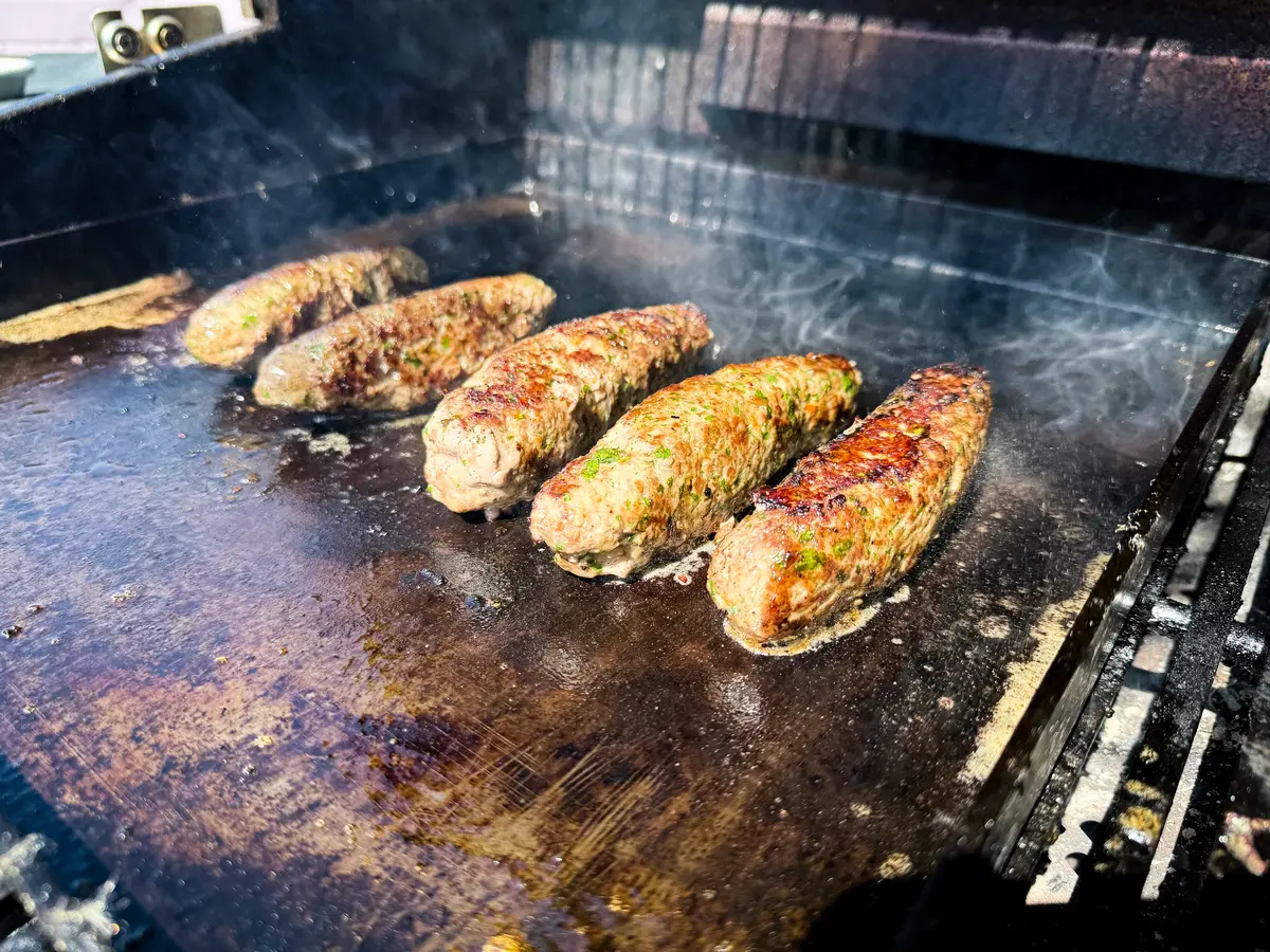 Adana Sticks werden auf der heißen Plancha knusprig gebraten