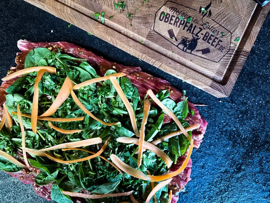 Flank Steak mit Spinat und Möhrenstreifen belegt