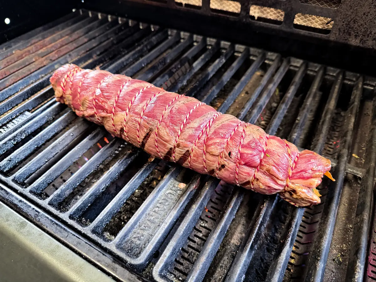 Gebundene Flanksteak-Rolle auf dem Grillrost