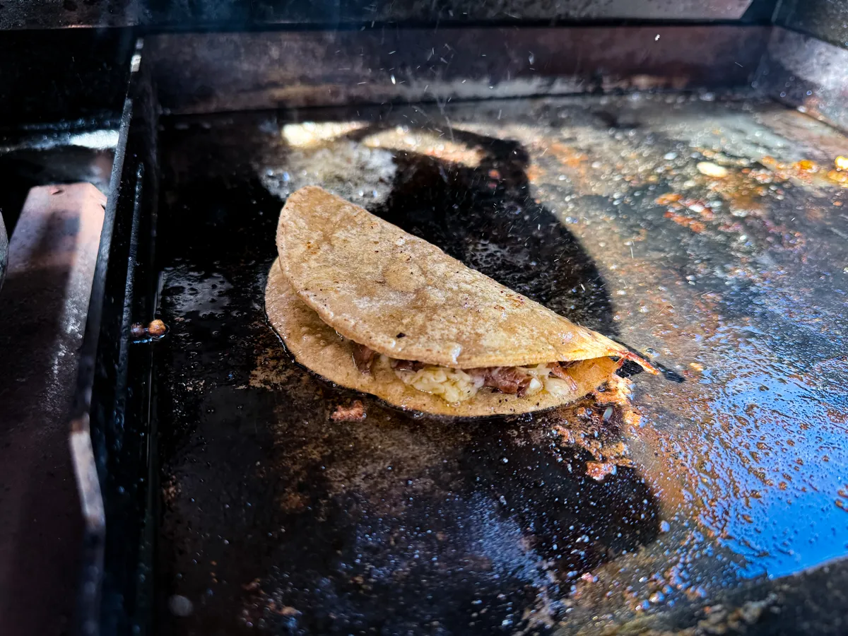 Birria Taco wird auf der Plancha knusprig gebraten