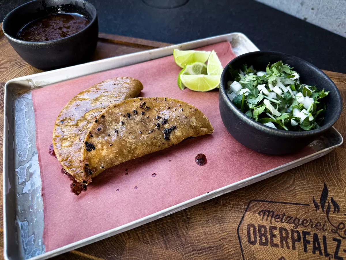Birria Tacos mit Zwiebel-Koriander, Limetten und Consomé zum Dippen