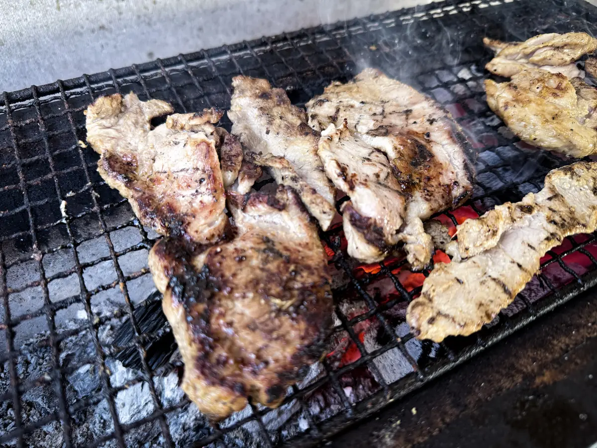 Marinierter Schweinenacken auf dem Holzkohlegrill