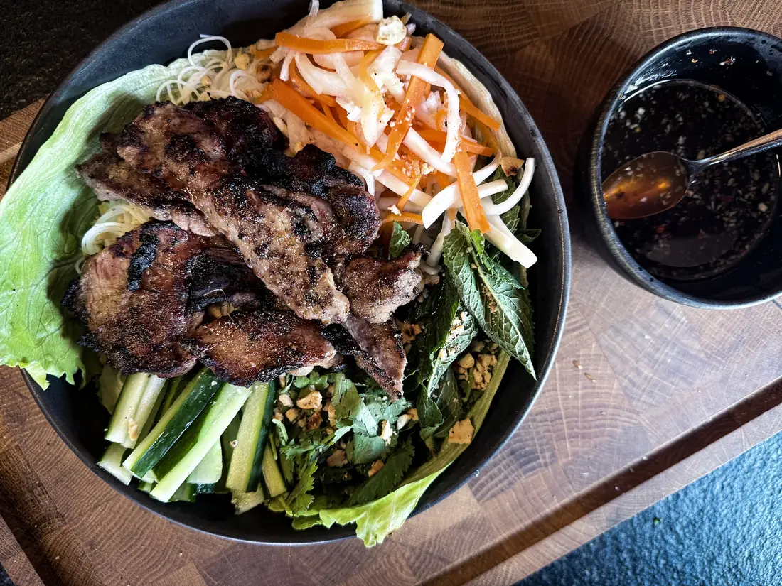 Bún Thịt Nướng Bowl mit gegrilltem Schweinenacken, Reisnudeln, Kräutern und Nuoc Cham