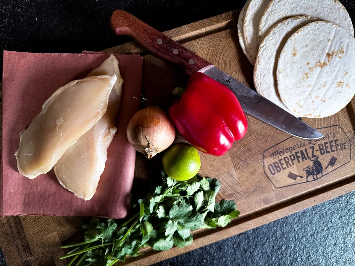 Hähnchenbrust, Paprika, Zwiebel, Limette und Tortillas