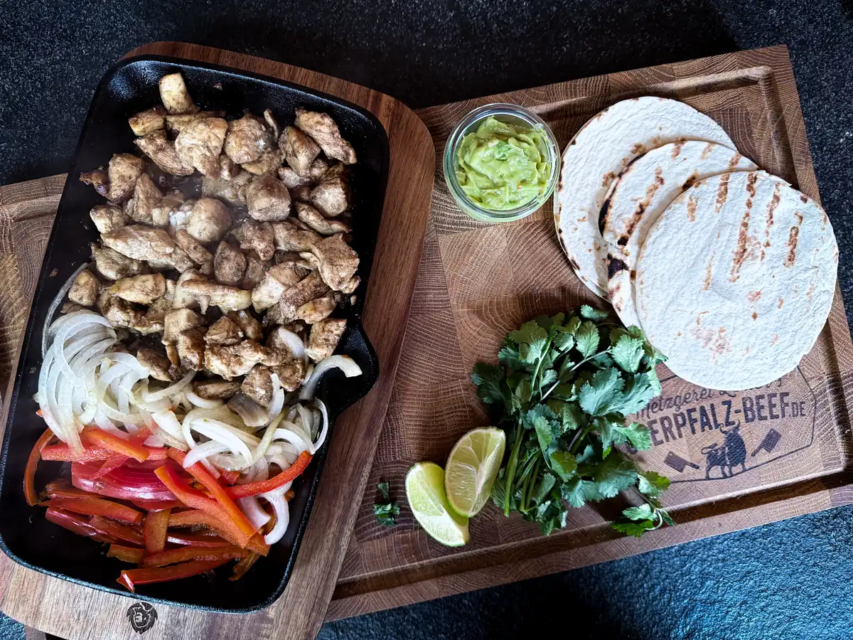 Chicken Fajitas mit Paprika, Zwiebeln, Tortillas und Guacamole