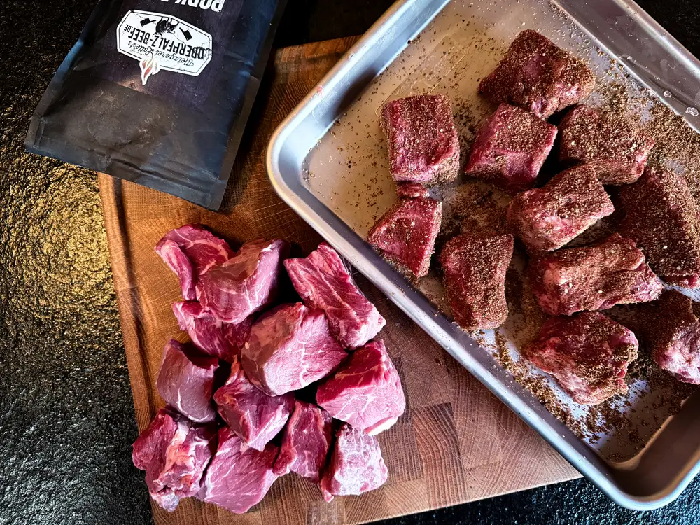 Würfel aus der Rinderschulter, roh und mit BBQ-Rub gewürzt