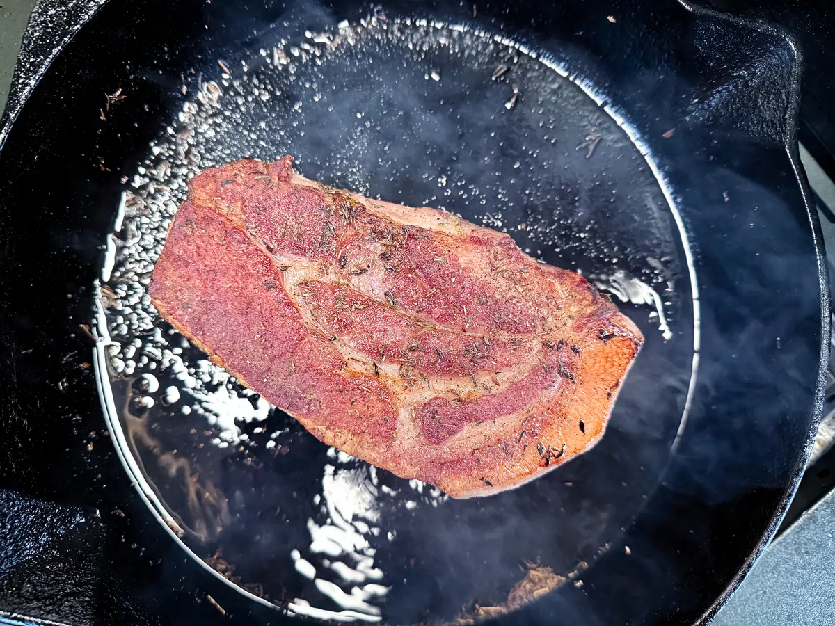 Dry Aged Kotelettsteak in der Gusspfanne auf dem Grill