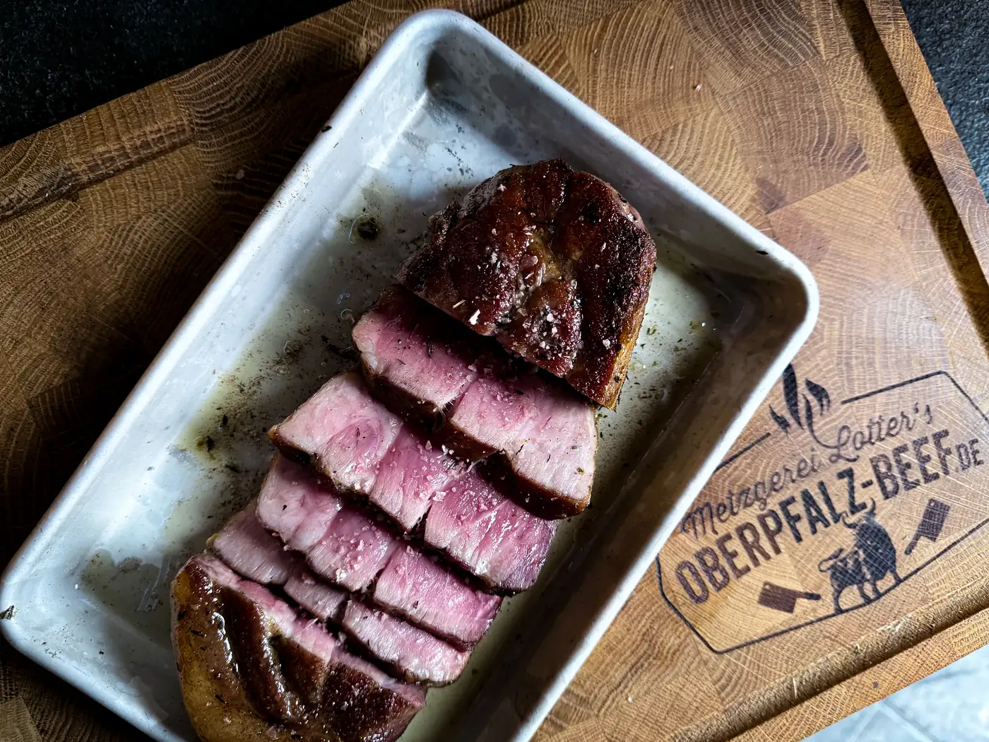 Aufgeschnittenes Dry Aged Schweinekotelett, innen rosa