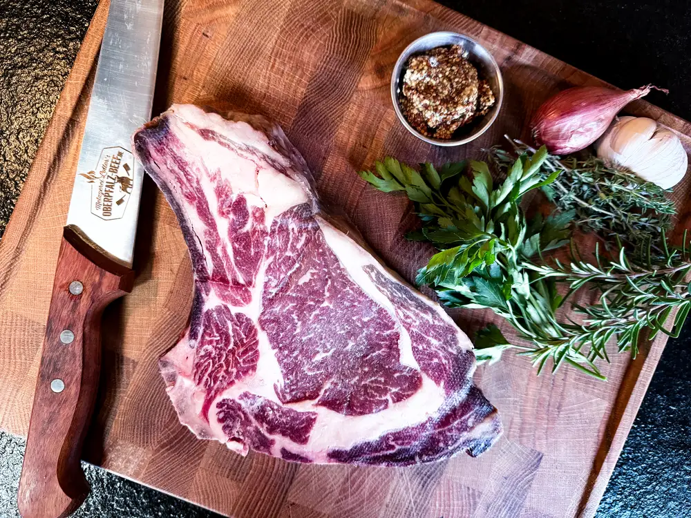 Dry Aged Rib Eye am Knochen mit Kräutern, Senf und Schalotte
