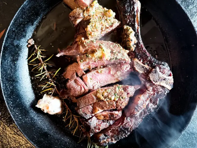 Entrecôte Café de Paris – Rib Eye am Knochen mit Kräuterbutter