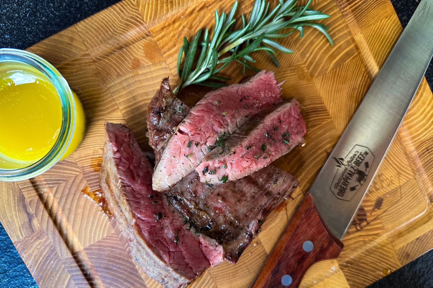 Flanksteak mit Rosmarinbutter Flanksteak mit Rosmarinbutter