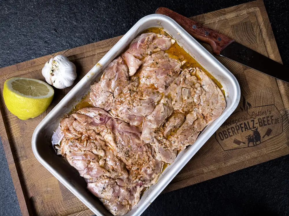 Hähnchenkeulen in Knoblauch-Zitronen-Marinade in der Schale