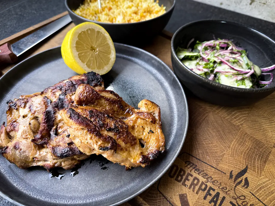 Frango Churrasco mit Zitrone, Gurkensalat und gelbem Reis