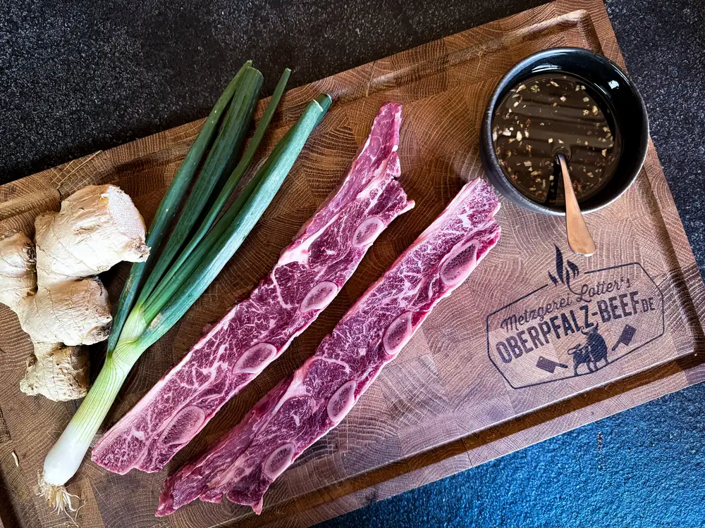 Rohe Short Ribs im Flanken-Cut mit Ingwer, Frühlingszwiebeln und Marinade