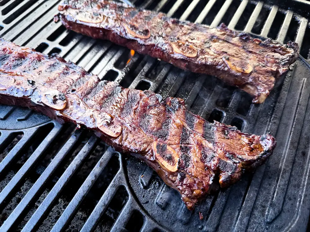 Marinierte Galbi Ribs mit Grillstreifen auf dem Rost