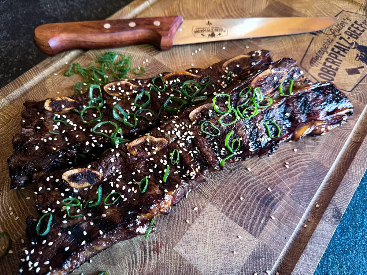 Gegrillte Galbi Ribs mit Frühlingszwiebeln und Sesam auf dem Brett