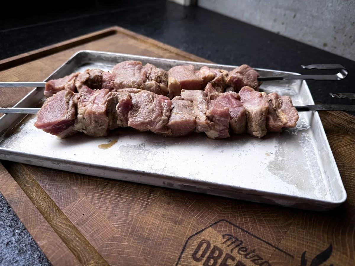 Marinierte Gyros-Spieße aus Schweinenacken auf dem Blech