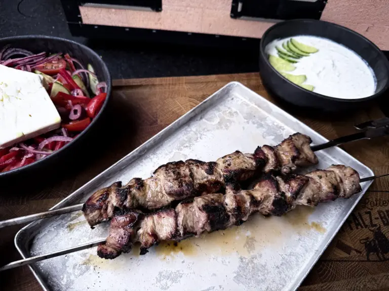Gyros-Spieße vom Grill – Schweinenacken in Joghurt-Marinade
