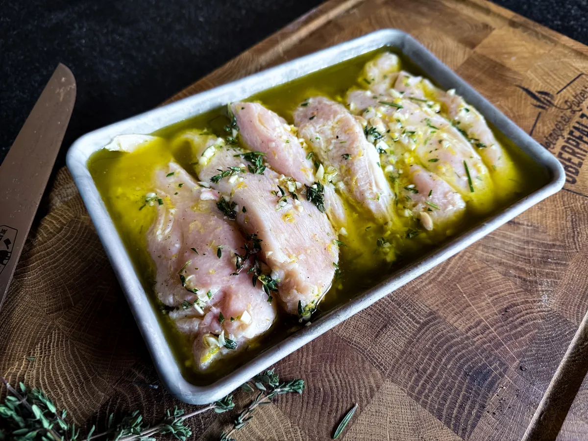 Hähnchenbrust in Zitronen-Kräuter-Marinade mit Knoblauch