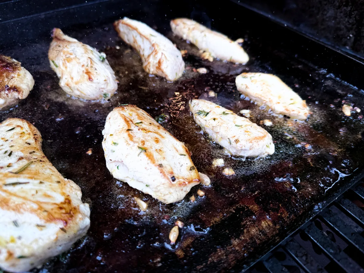 Hähnchenbrust auf der heißen Plancha im Grill