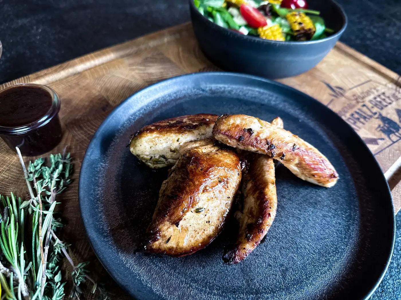 Gegrillte Hähnchenbrust mit Zitronen-Kräuter-Marinade auf dem Teller