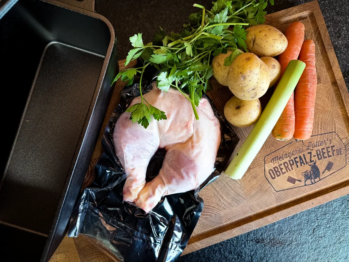 Rohe Hähnchenkeule mit Kartoffeln, Karotten und Sellerie