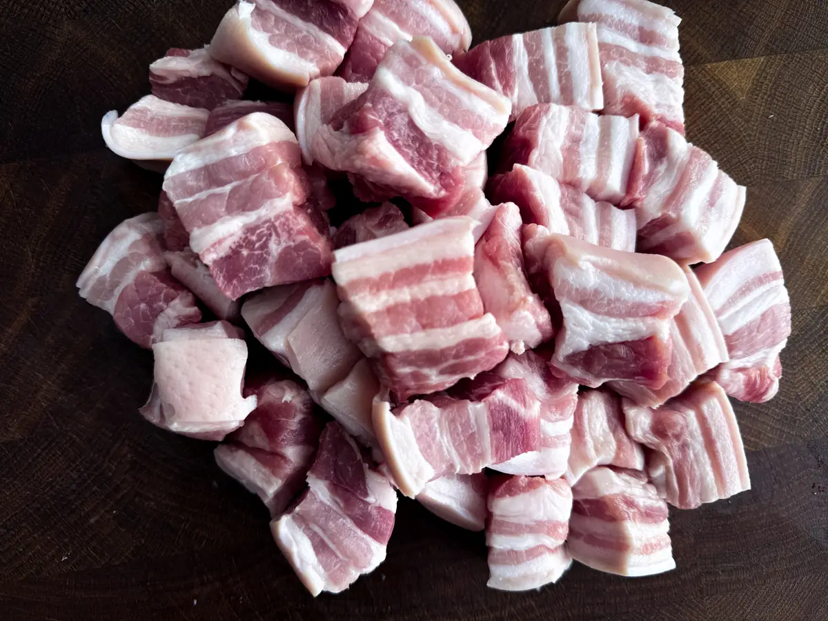 Gewürfelter roher Schweinebauch für Hong Shao Rou