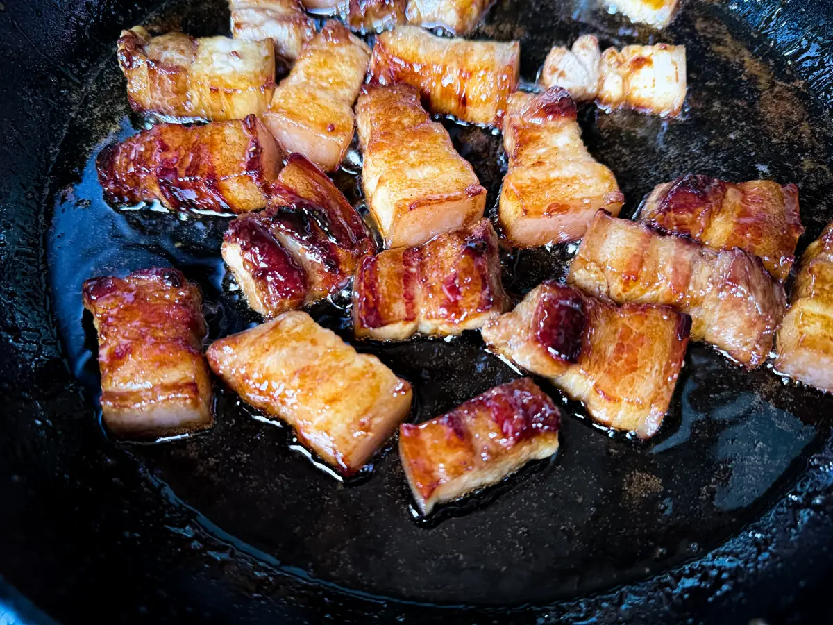 Karamellisierte Schweinebauchwürfel in der Pfanne