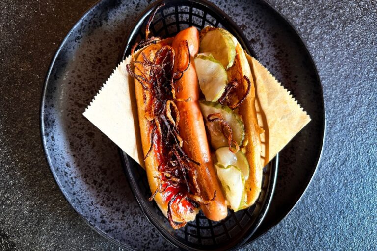 Klassischer Hot Dog – Einfaches Rezept mit Röstzwiebeln
