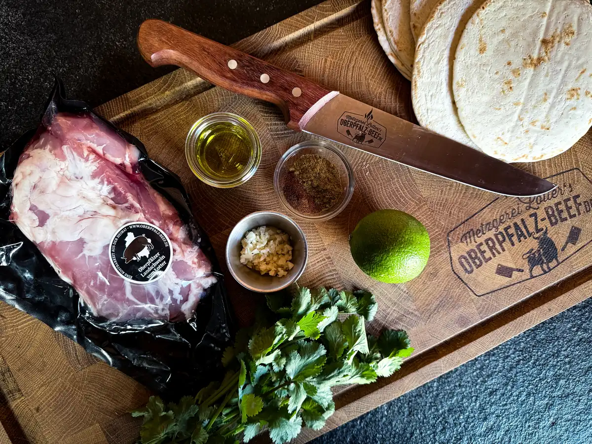 Rohes Kachelfleisch mit Limette, Gewürzen, Koriander und Tortillas
