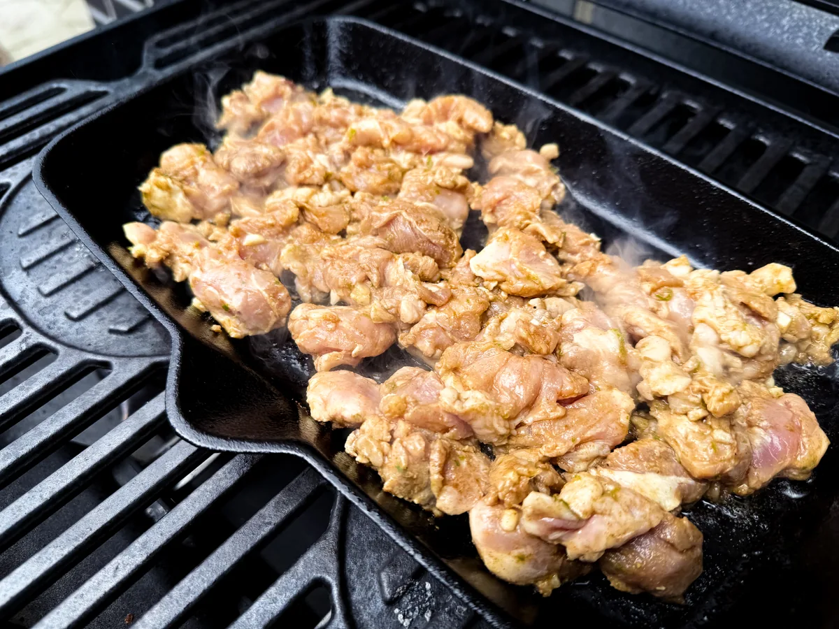 Mariniertes Kachelfleisch auf der Plancha im Grill