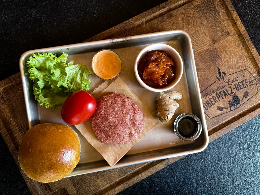 Zutaten für den Kimchi-Burger: Patty, Kimchi, Sriracha-Mayo, Bun, Tomate und Salat