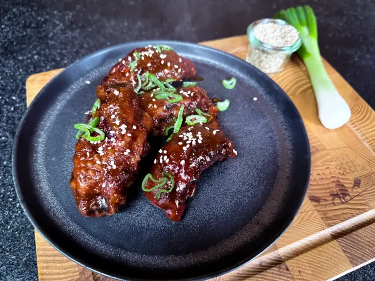 Korean Fried Chicken – knusprige Hähnchenkeulen mit Gochujang-Glasur