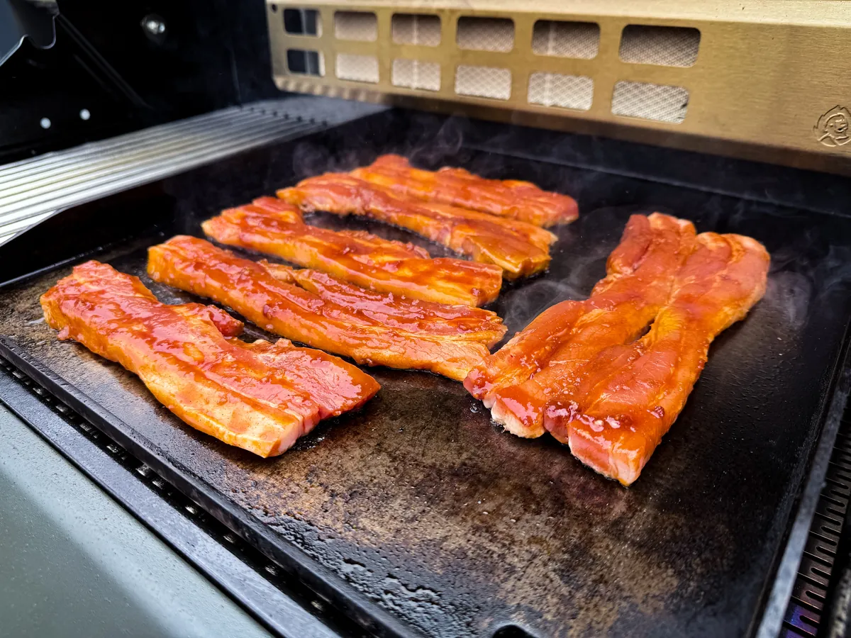 Marinierter Schweinebauch auf der Plancha im Grill