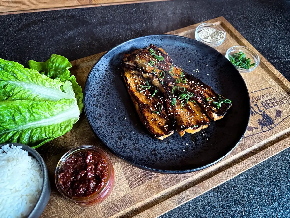 Gegrillter koreanischer Schweinebauch mit Salat, Reis und Chilipaste